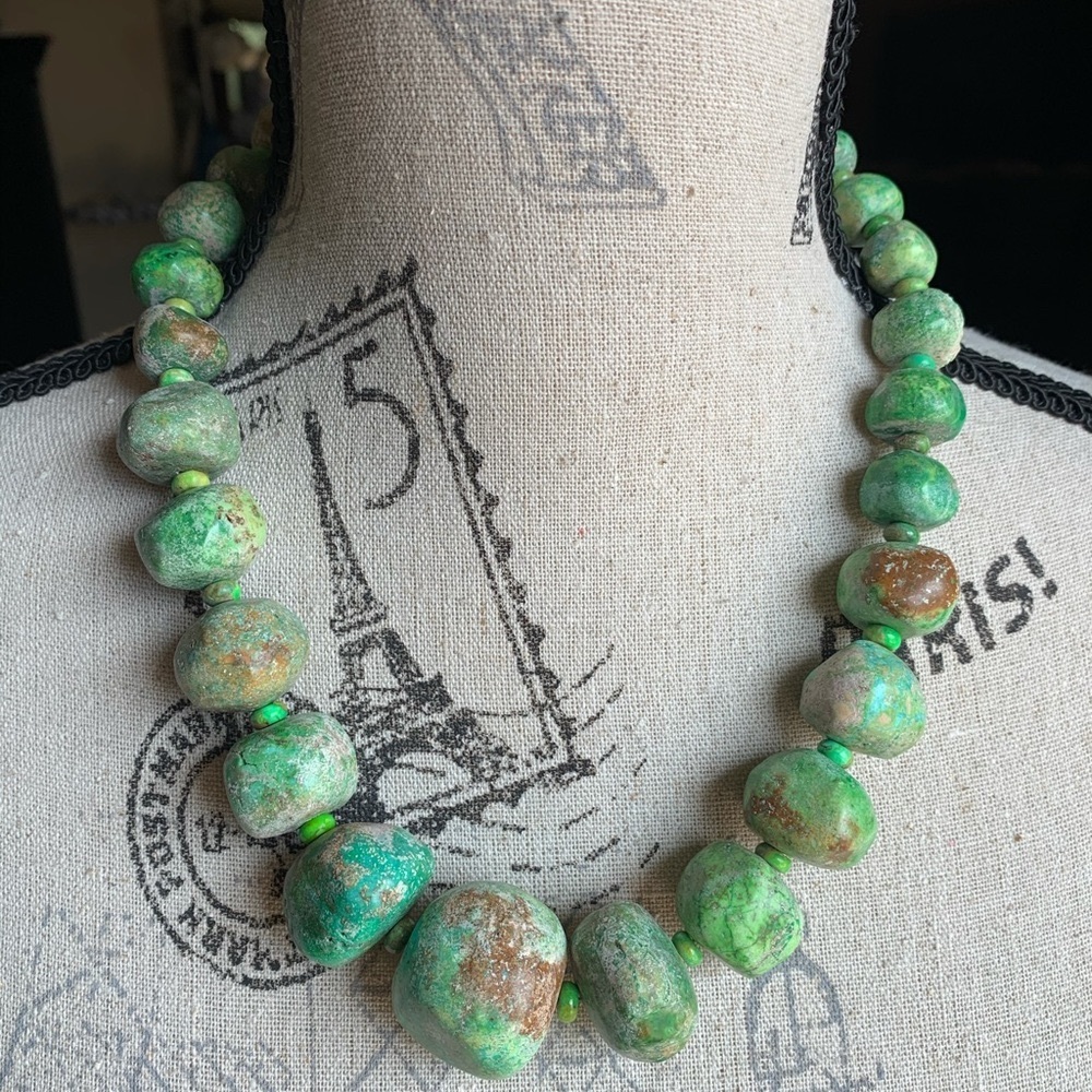 ❗️💲SALE💲❗️ Stunning stone graduated statement piece